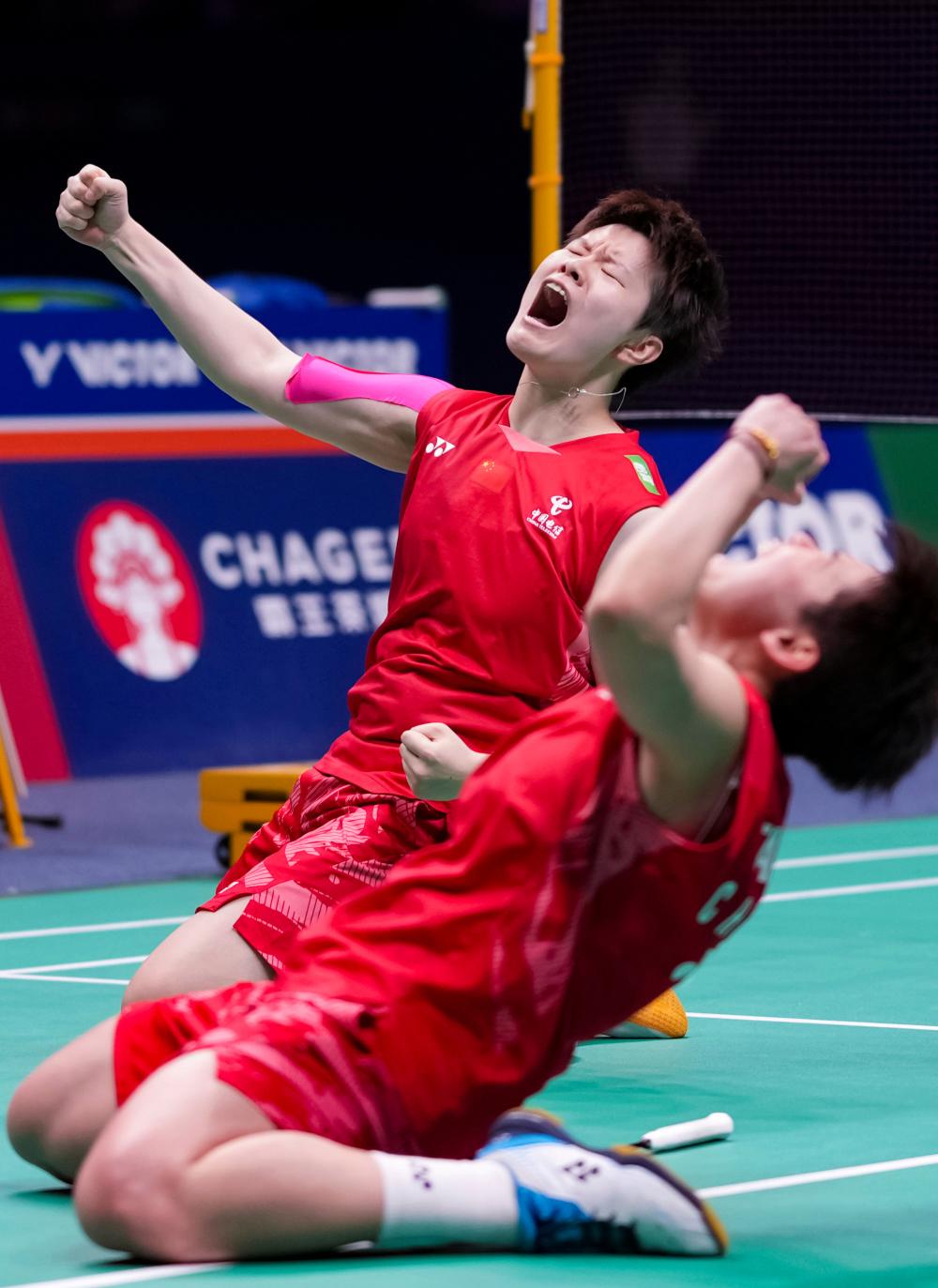 雷火电竞-包含羽毛球单打决赛中，年轻选手势均力敌的词条