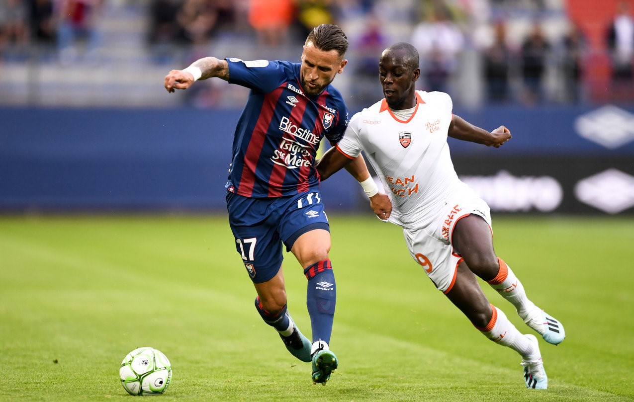 包含卡昂主场战平勒阿弗尔，主场保持不败的词条