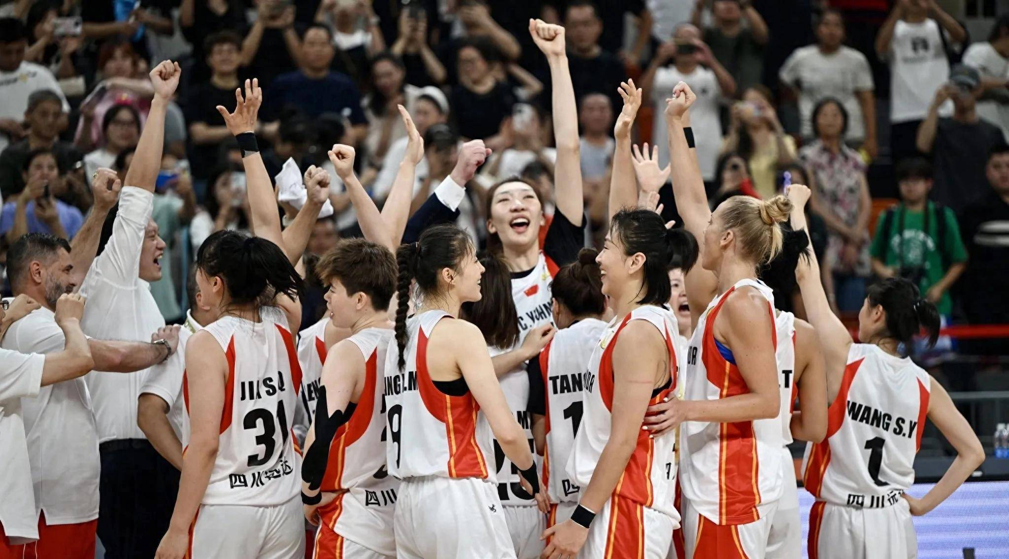 举重比赛女子重量级选手实力对决，观众紧张看守的简单介绍