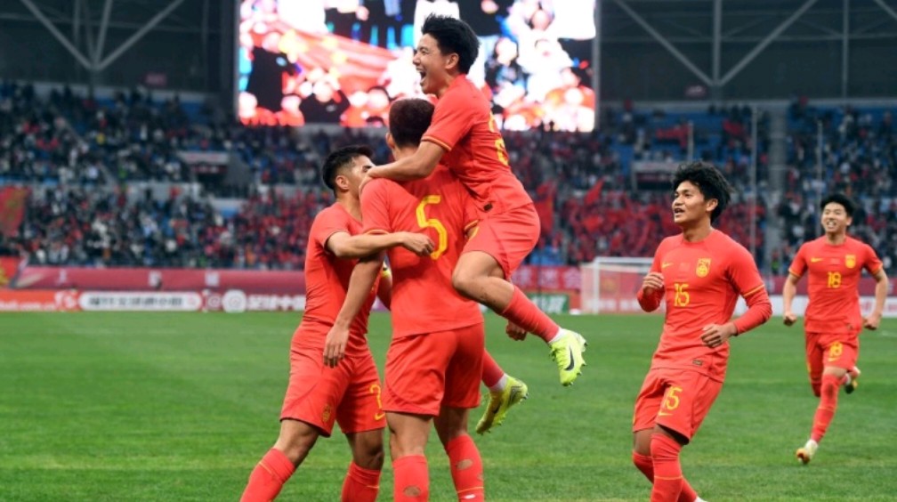 中国足球职业赛事激情开赛，球队斗志昂扬迎接挑战的简单介绍