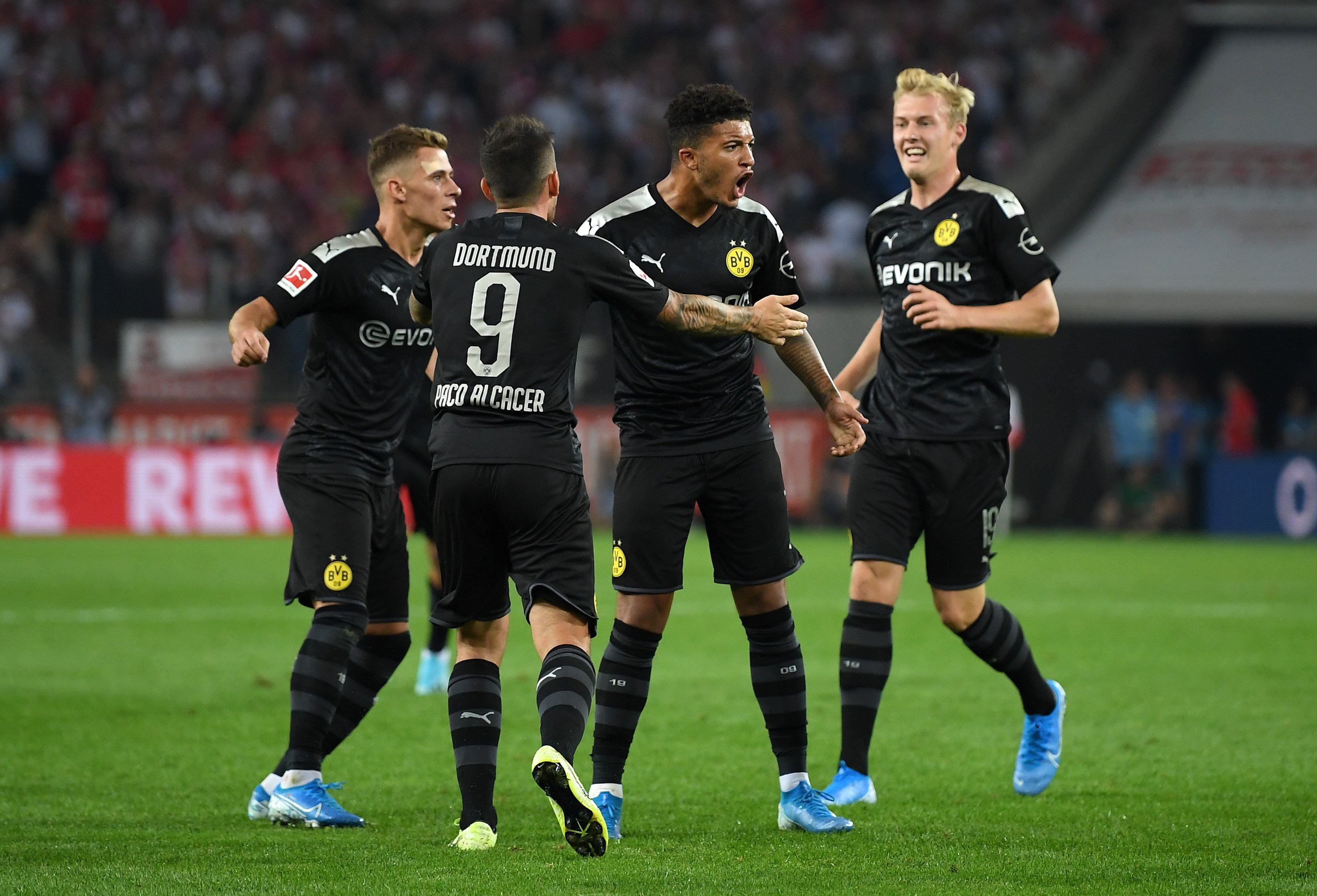 包含科隆官方宣布签下新援，提升球队整体实力的词条