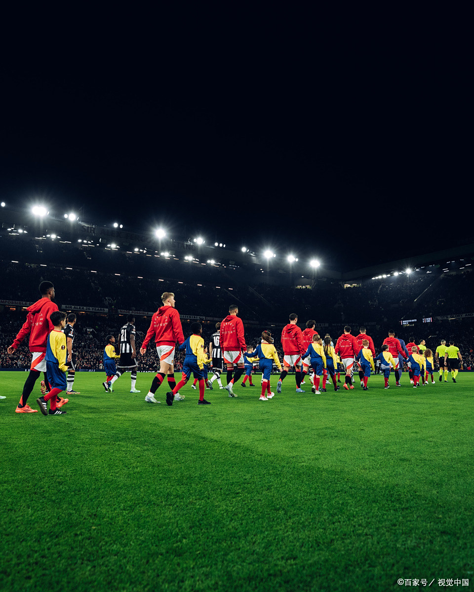 雷火电竞官网-足球赛场上发生激烈对抗，观众热情高涨