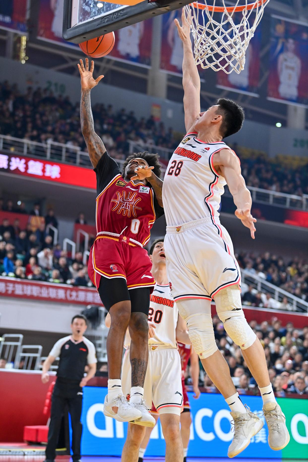 雷火电竞-中国篮球迎来冬日暖阳，CBA赛场闪耀