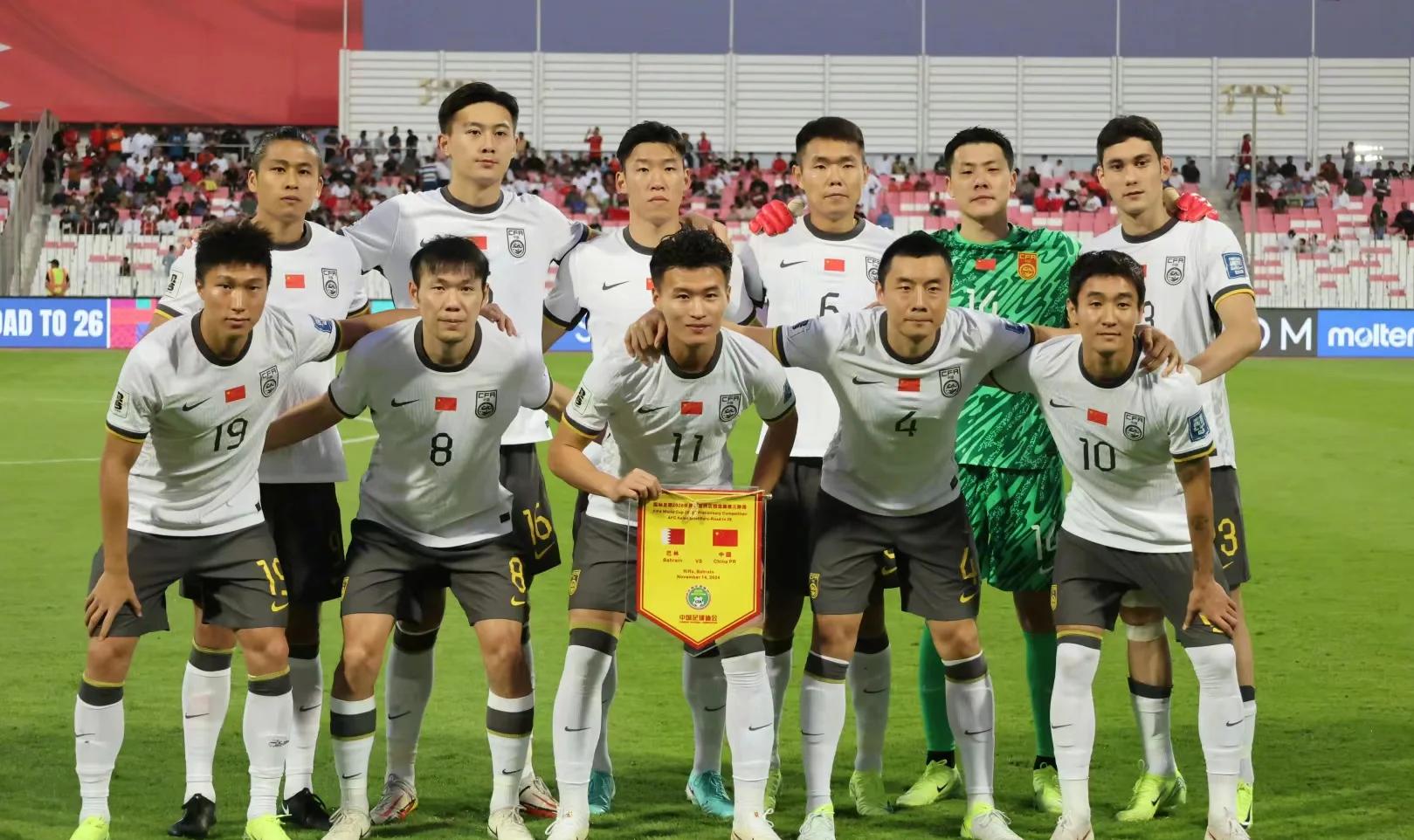 球员们在比赛中展现出团结和拼搏的精神