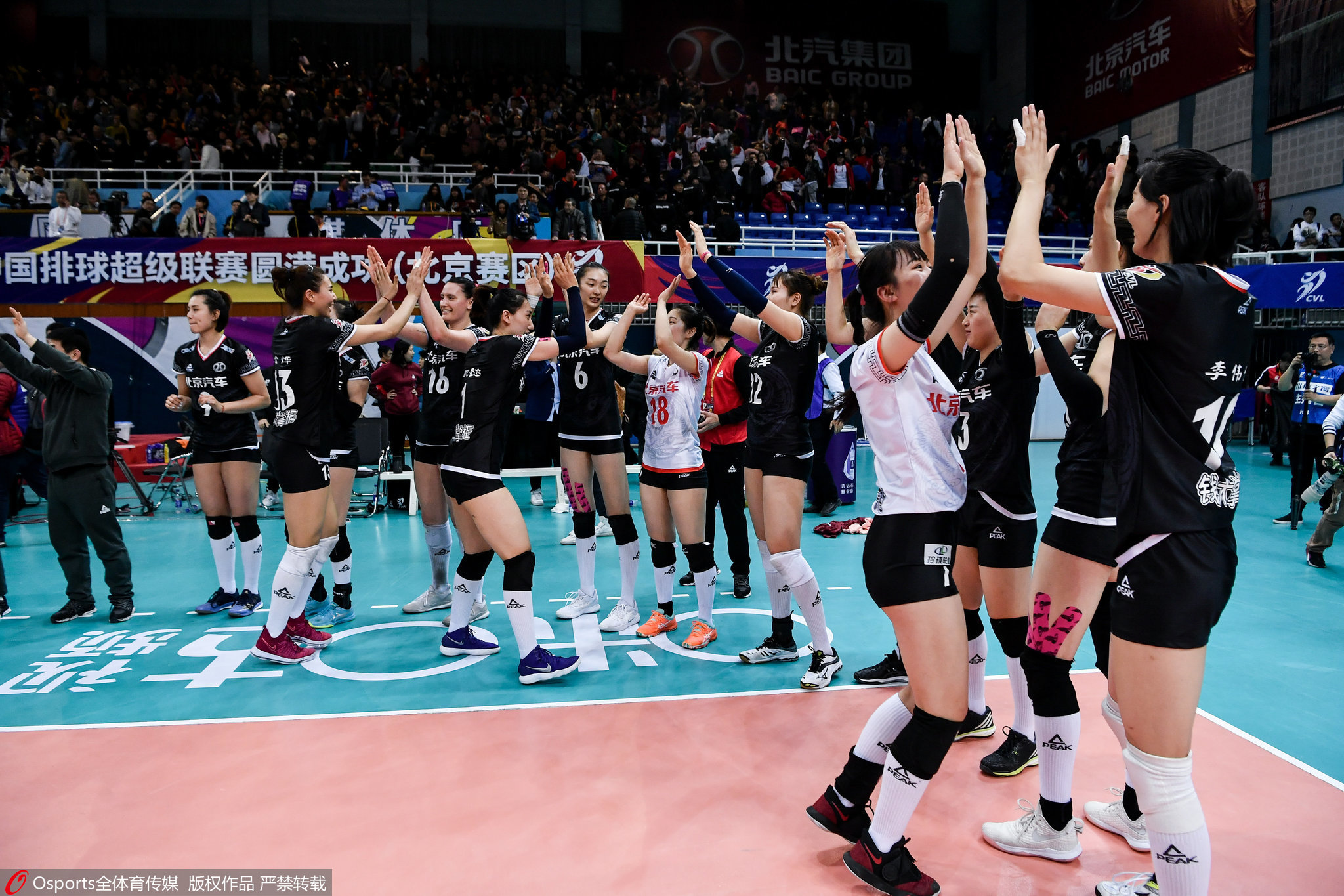 关于瑞士女排队员勇夺冠军，笑逐颜开的信息