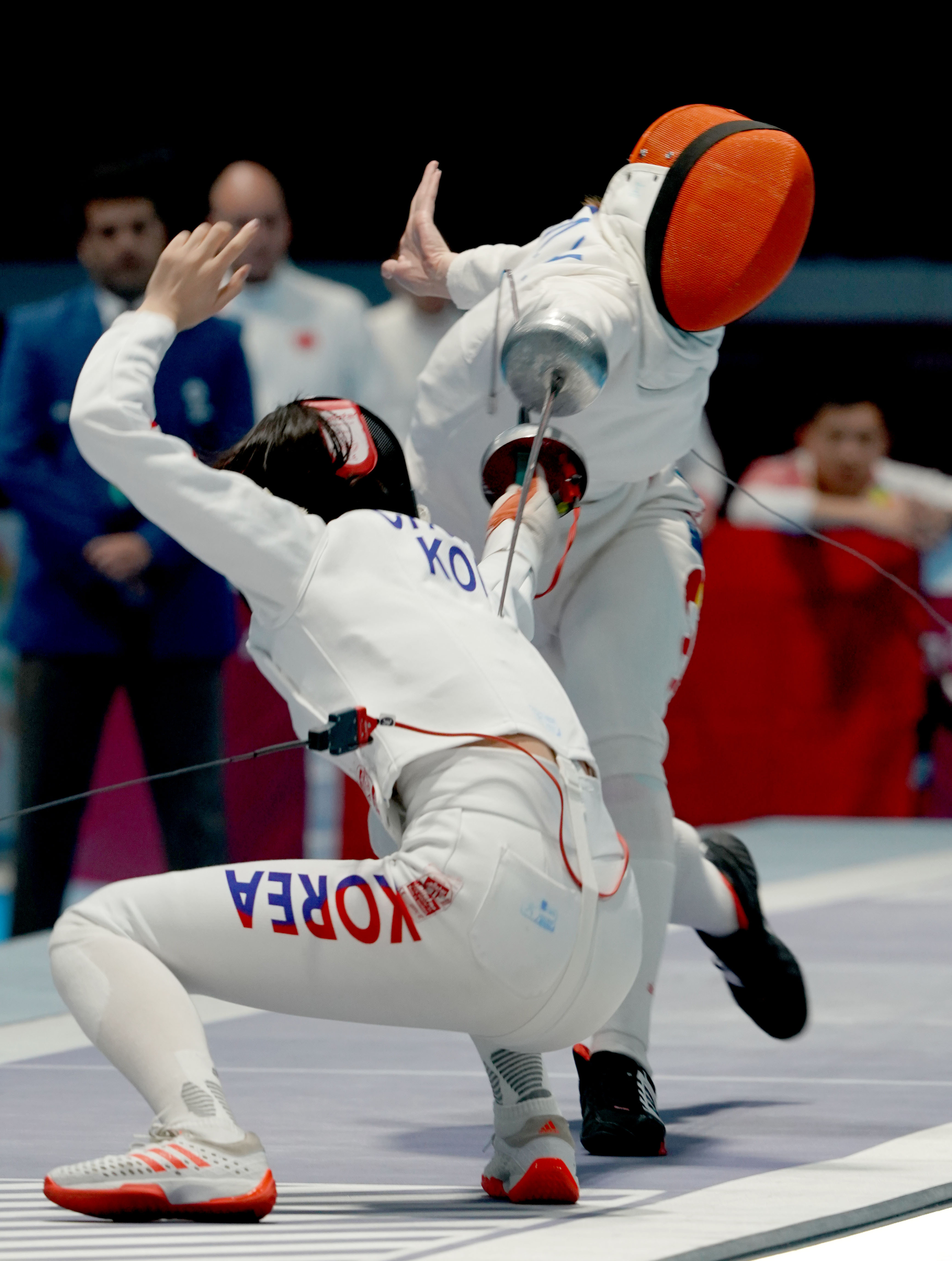 日本选手在击剑比赛中获得胜利