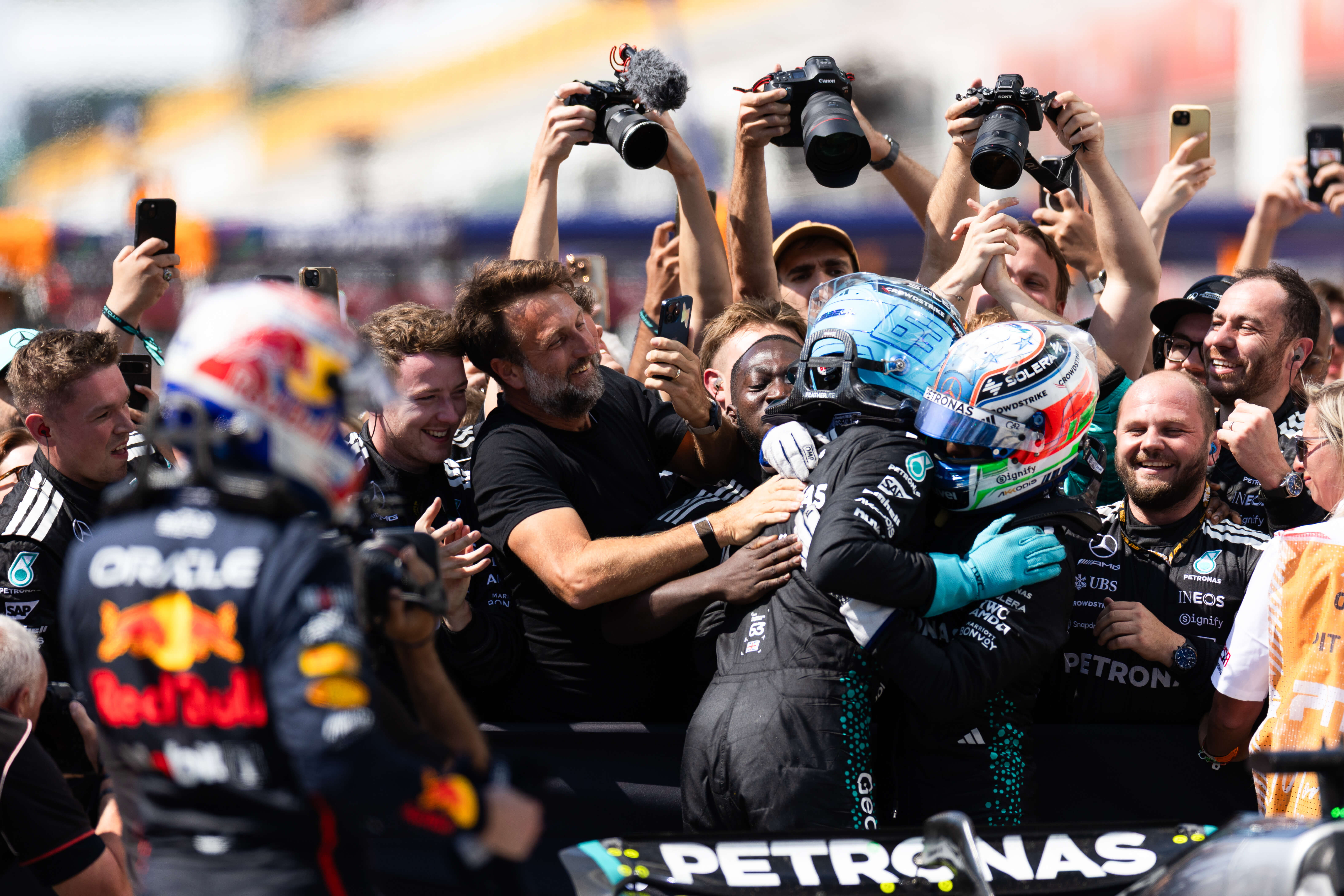 梅赛德斯完胜阿斯顿马丁，拉塞尔统治全场